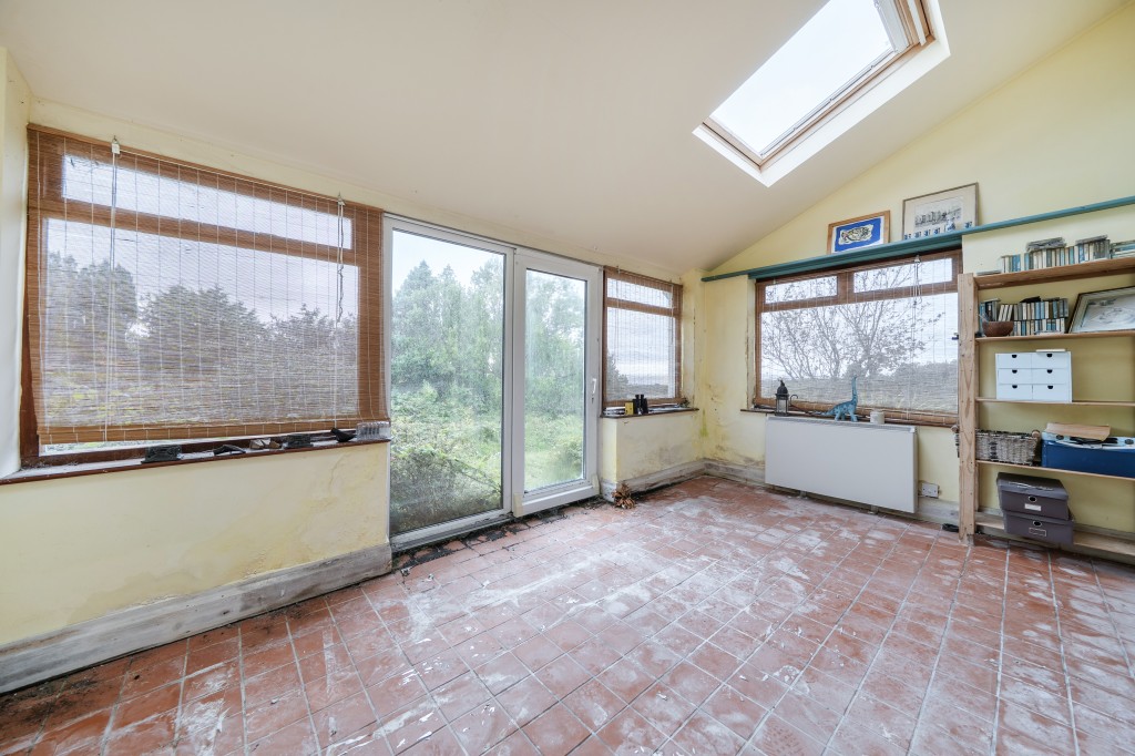 Lot: 47812 - FORMER CAPTAINS HOUSE PLUS THREE-BEDROOM BUNGALOW SET IN OVER 8.5 ACRES OF LAND WITH COUNTRYSIDE AND SEA VIEWS - Seascape sunroom